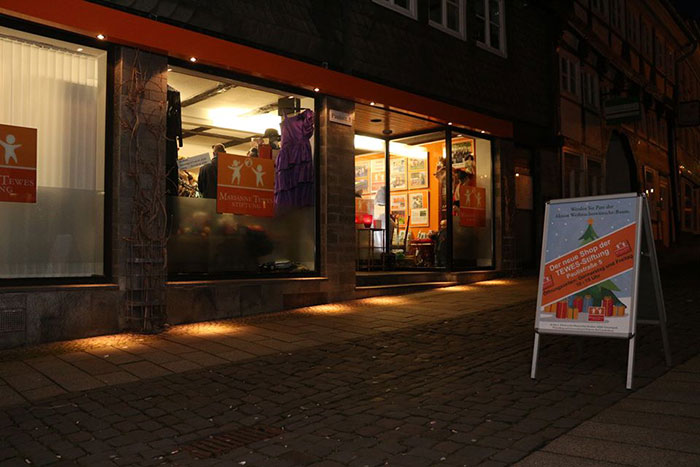 Stiftungs-Shop am Abend